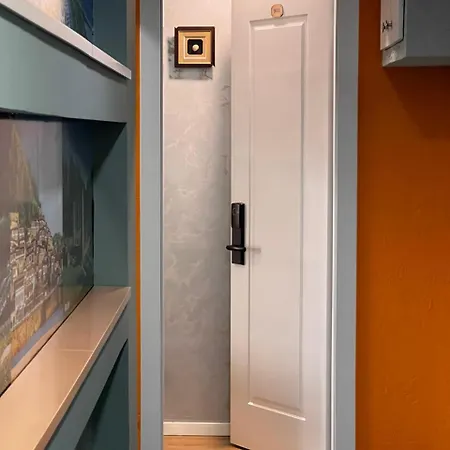 Blue Door 地拉那